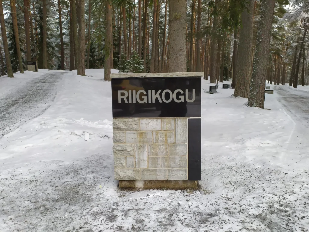 Meie poolt valmistatud hauamonument riigikogule.