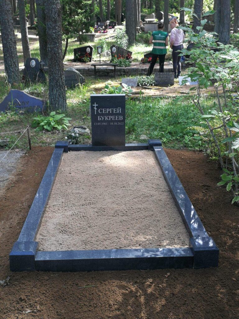 Pärnamäe kalmistu OÜ meistrite valmistatud poleeritud graniidist hauapiire koos uue liivaga.