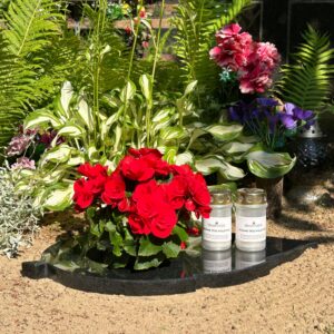 Mustast graniidist lehekujuline lille- ja küünlaalus koos lilledega