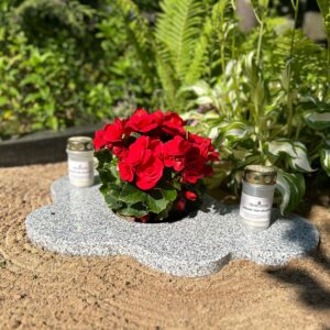 Hallist graniidist pilvekujuline lille- ja küünlaalus koos lilledega