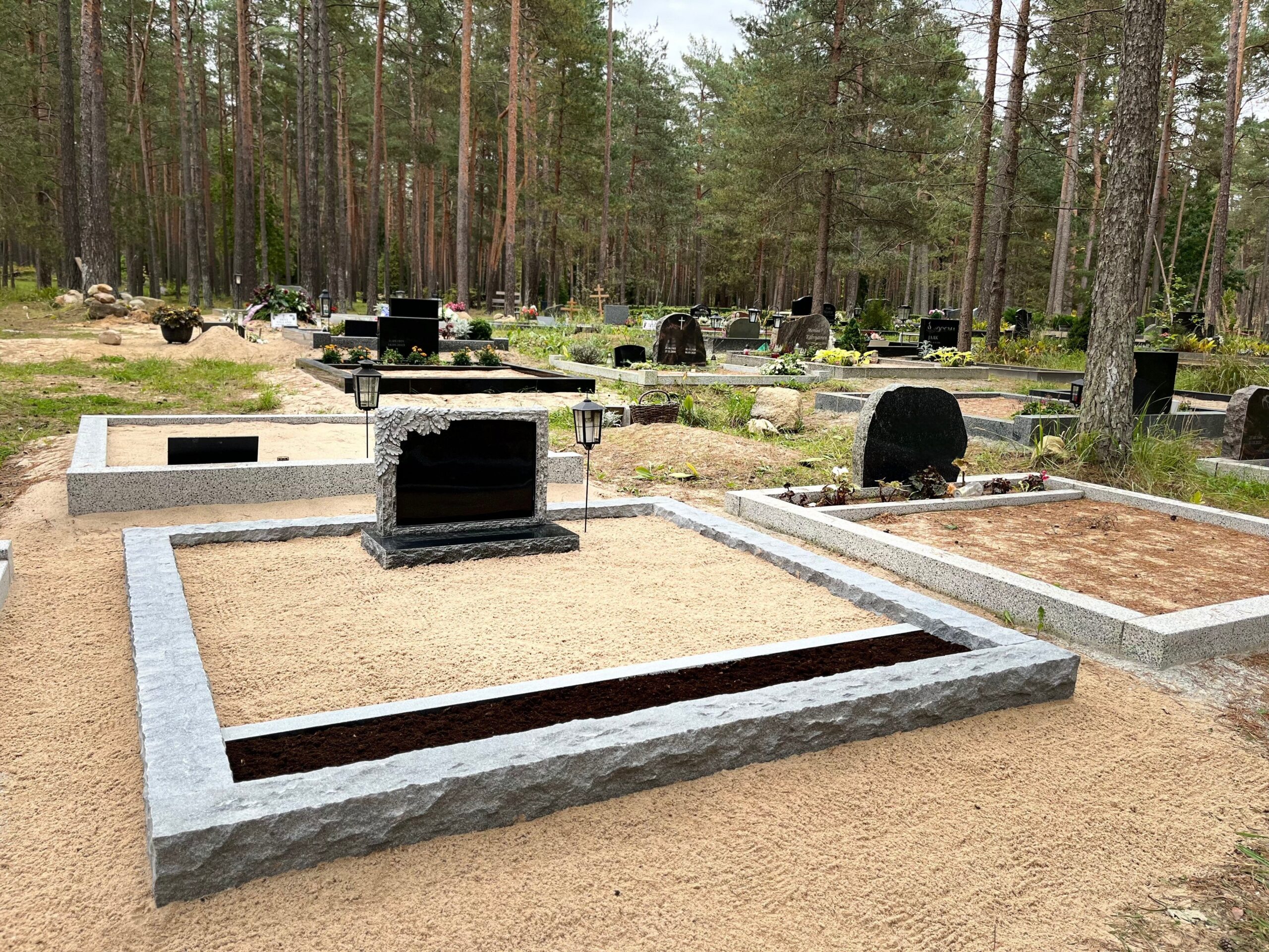 meie valmistatud tahutud graniidist hauapiire