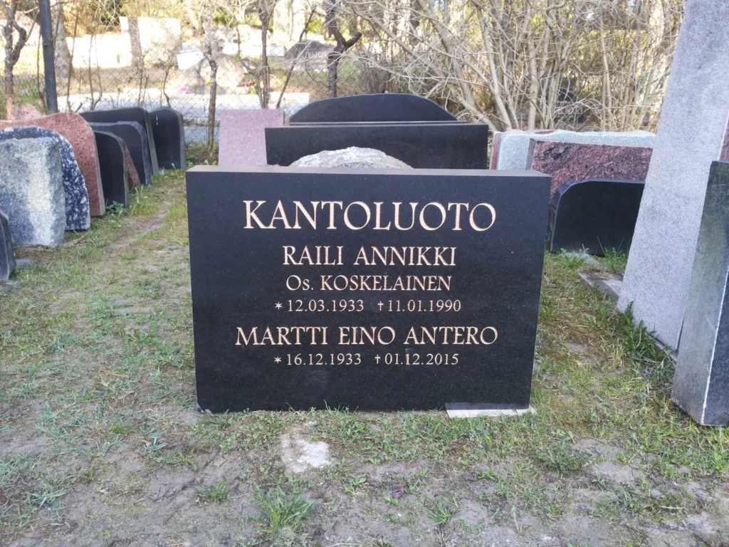 meie valmistatud kandiline ja ühelt poolt lihvitud mustast graniidist hauakivi hauaplatsil