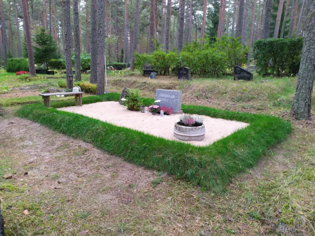 Meie poolt valmistatud murust hauapiire.